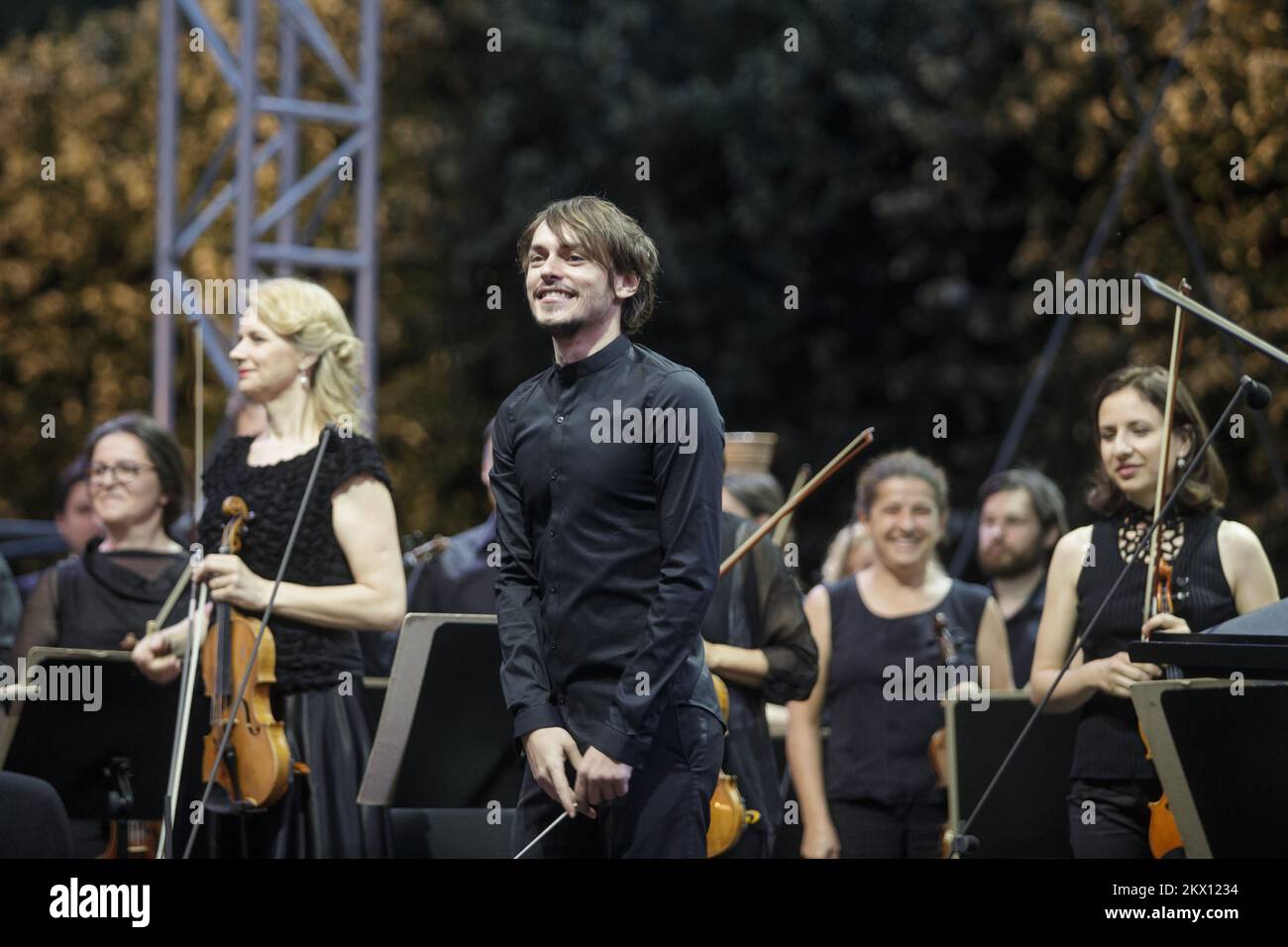 21.06.2017., Kroatien, Zagreb - das Konzert des kroatischen Radio- und Fernseh-Symphonieorchesters startete ein großes Open-Air-Festival am King Tomislav Square - Zagreb Classic! Der Chor und das HRT Orchestra treten im Rahmen des Musik- und Stadtprogramms auf und führen unter der Leitung des geschätzten brasilianischen Dirigenten Eduard Strausser ein attraktives Programm berühmter Zahlen zum Thema Musikfantasie auf. Foto: Davor Puklavec/PIXSELL Stockfoto