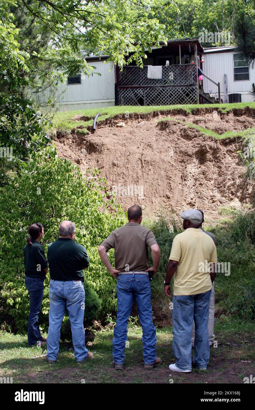 Taylor County, WV, 8. Juni 2008 eines von mehreren vorläufigen Schadensbewertungsteams untersucht einen Ort in West Virginia, wo Hochwasser einen Damm erodiert hat, der die Stabilität dieser Residenz beeinträchtigt. Robert Kaufmann/FEMA.. Fotos zu Katastrophen- und Notfallmanagementprogrammen, Aktivitäten und Beamten Stockfoto