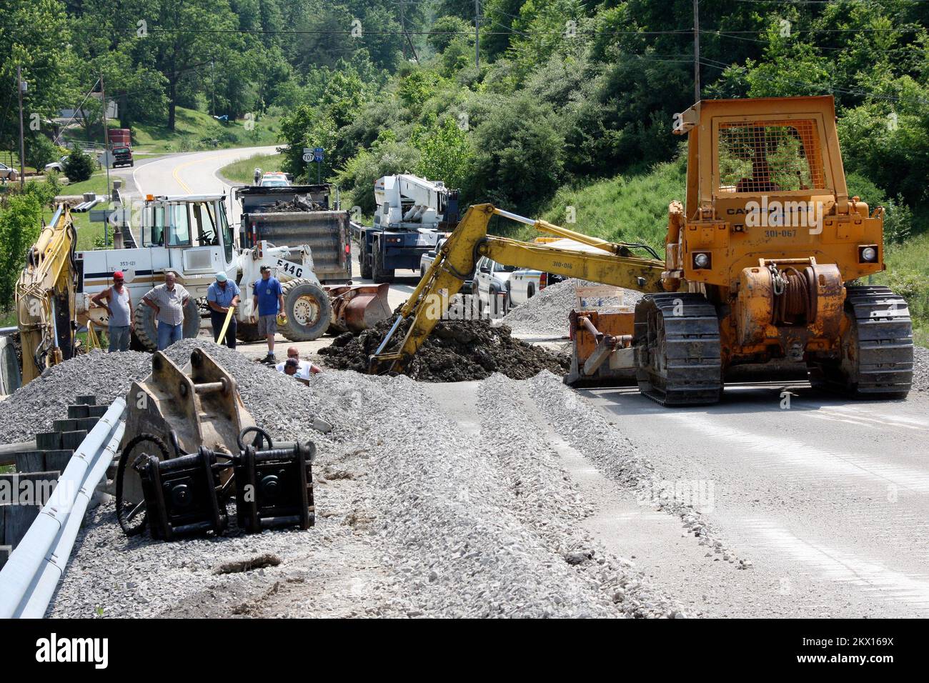 Taylor County, WV, 8. Juni 2008 Diese Überführung wurde durch Trümmer beschädigt, die unter der Überschwemmung gefangen wurden. Die Verunreinigungen, die das Reservewasser verursachen, wurden entfernt und die Reparatur der Struktur ist im Gange. Robert Kaufmann/FEMA.. Fotos zu Katastrophen- und Notfallmanagementprogrammen, Aktivitäten und Beamten Stockfoto