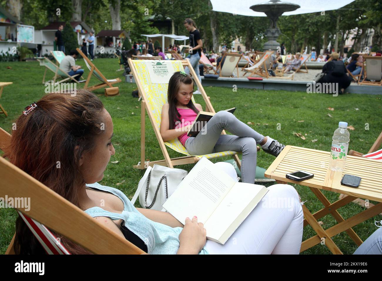 03.07.2017., Zagreb, Kroatien - das dritte Jahr in Folge organisiert der Verlag Lumen eine Buchmesse, die Zagrebs Zrinjevac Park in eine Oase für Bücherwürmer und zukünftige Bücherliebhaber verwandelt. Der Park ist mit Sand bedeckt, es gibt Sonnenschirme und Liegestühle, so dass die Besucher mehr als 200 kostenlose Bücher im Schatten lesen und einige von ihnen zu einem ermäßigten Preis kaufen können. Besucher können sich bei einem der Cocktails abkühlen, die von Buchtiteln inspiriert sind, die man am Lumen's Beach findet. Foto: Goran Stanzl/PIXSELL Stockfoto