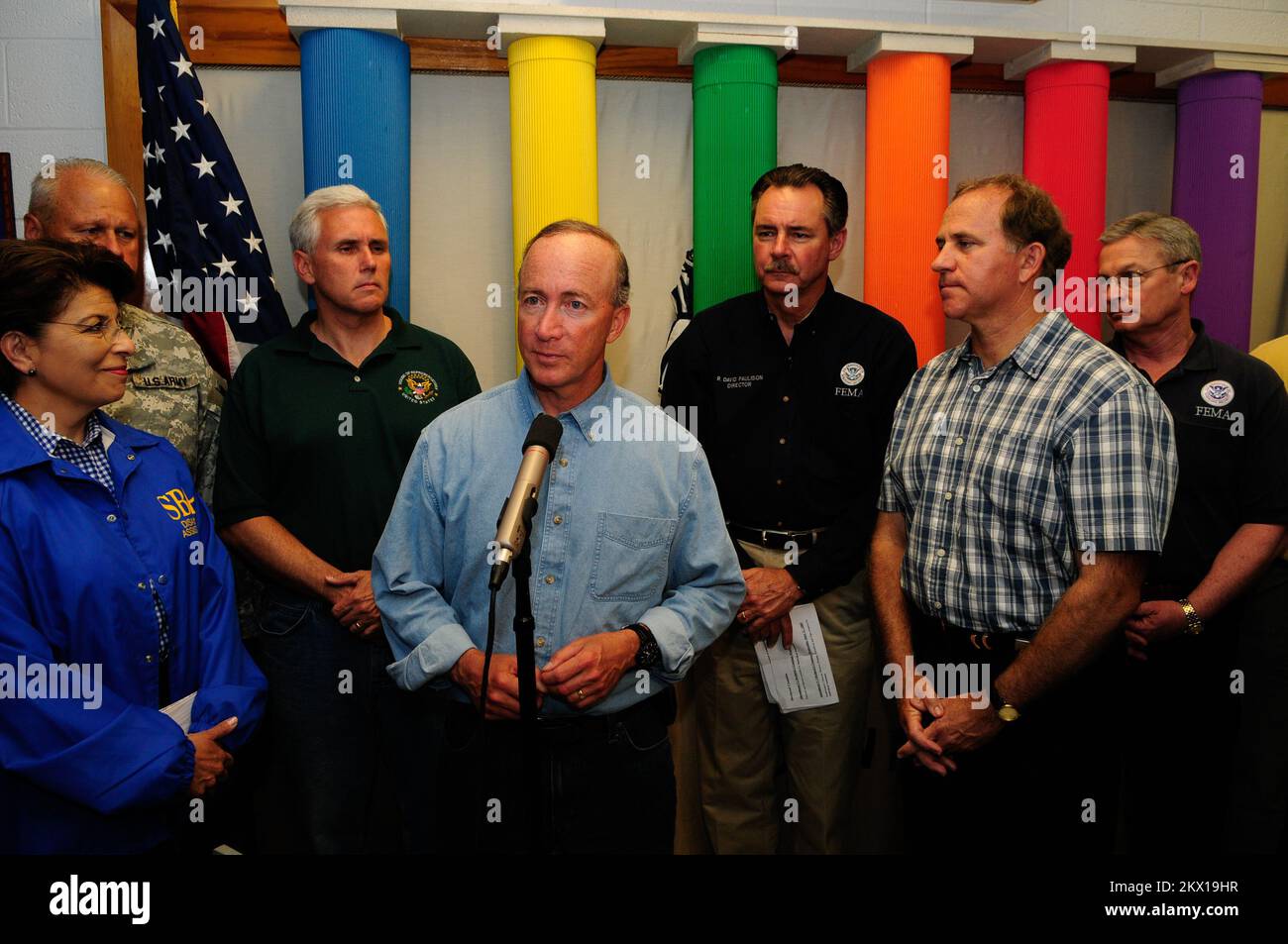 Schwere Stürme und Überschwemmungen, Martinsville, IN, 13. Juni 2008 Indiana Gouverneur, Mitch Daniels, spricht staatliche und staatliche Unterstützung für Tornado- und Überschwemmungsopfer in seinem Staat an. Zu ihm gehören (L-R) die USA Small Business Administration, Deputy Jovita Carranza; NATIONAL Guard TAG, Maj. Marty Umbarger; Kongressabgeordneter Michael Pence; FEMA-Administrator, R. David Paulison; Congressman, Steve Buyer und FEMA Region V, Federal Coordination Officer (FCO) Mike Smith. Barry Bahler/FEMA... Fotos zu Katastrophen- und Notfallmanagementprogrammen, Aktivitäten und Beamten Stockfoto