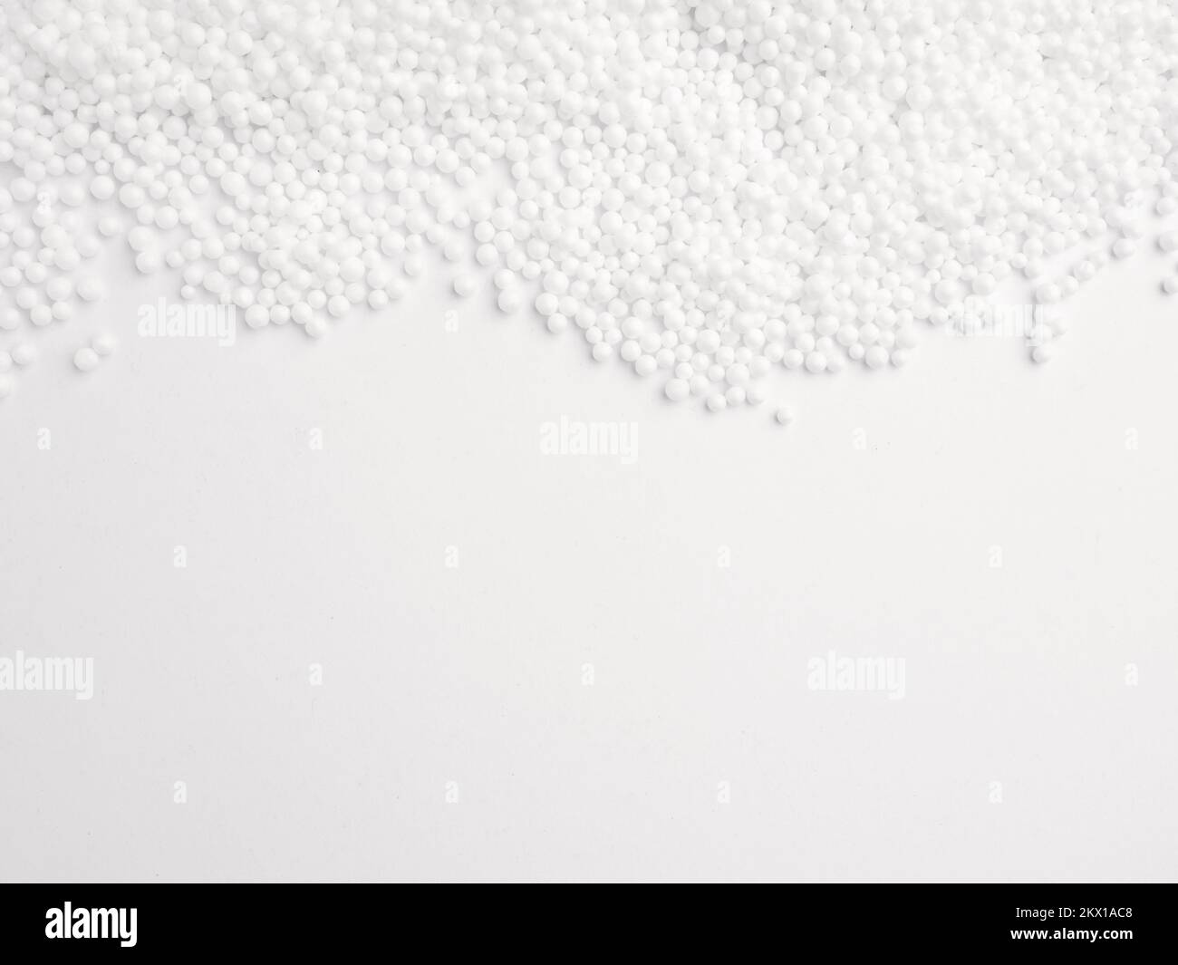 Polystyrolkugeln als Isoliermaterial oder Füllung auf weißem Hintergrund Stockfoto