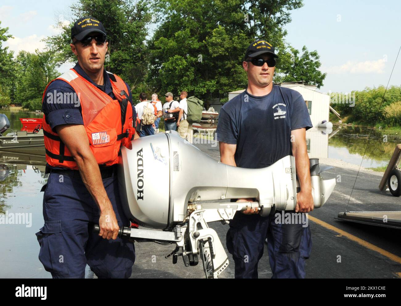 Winfield, MO, 19. Juni 2008 Mitglieder des United States Coast Guard DART (Disaster Assistance Response Team) aus Memphis, TN Carry und Außenbordmotor nach einer Mission am 19. Juni 2008 auf dem Mississippi River. Winfield, MO, 19. Juni 2008 -- Mitglieder der US-Küstenwache DART (Disaster Assistance Response Team) aus Memphis, TN lädt einen Motor, nachdem sie am 19. Juni 2008 auf einer Mission auf dem Mississippi River waren. Fotos zu Katastrophen- und Notfallmanagementprogrammen, Aktivitäten und Beamten Stockfoto