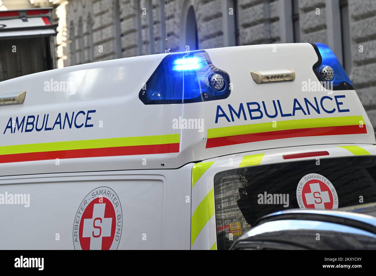 Fahrzeug der Samaritan Union mit Blitzlichtern in Wien Stockfoto