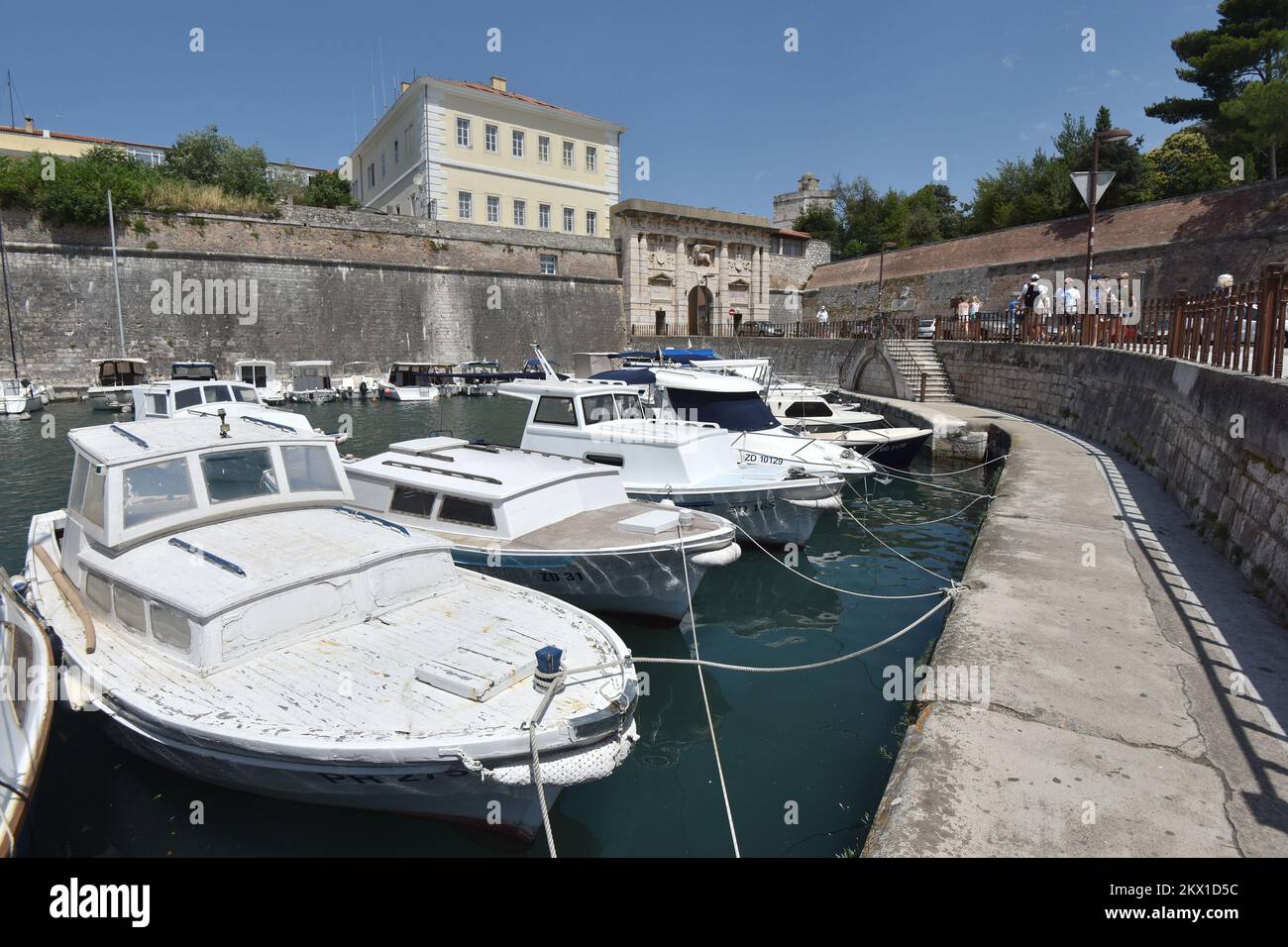 10.07.2017., Zadar, Kroatien – die befestigten Stadtmauern und Tore von Zadar sind nun als UNESCO-Weltkulturerbe anerkannt. Der Beschluss wurde auf der 41.. Sitzung des UNESCO-Weltkulturerbe-Ausschusses in Polen bestätigt. Zadars Stadtmauern waren einst die größte Stadtfestung in der gesamten Republik Venedig und ermöglichten es ihr, mehr von ihrer Unabhängigkeit zu bewahren als die meisten benachbarten Städte, und bedeuteten, dass sie nie von den Türken eingenommen wurde. Die Stadtmauern wurden von Venezianern erbaut und hatten mehrere Eingänge, die an sichereren Stellen in Zadars Geschichte durchbrochen wurden. Heute nur Teile von Stockfoto