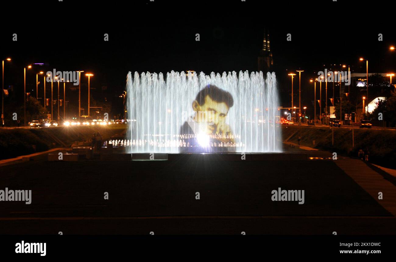 11.07.2017., Kroatien, Zagreb - auf den Brunnen vor der Nationalen Universitätsbibliothek wurde anlässlich des 16.. Geburtstags von Tesla eine Projektion von Nikola Tesla aufgestellt. Foto: Matija Habljak/PIXSELL Stockfoto