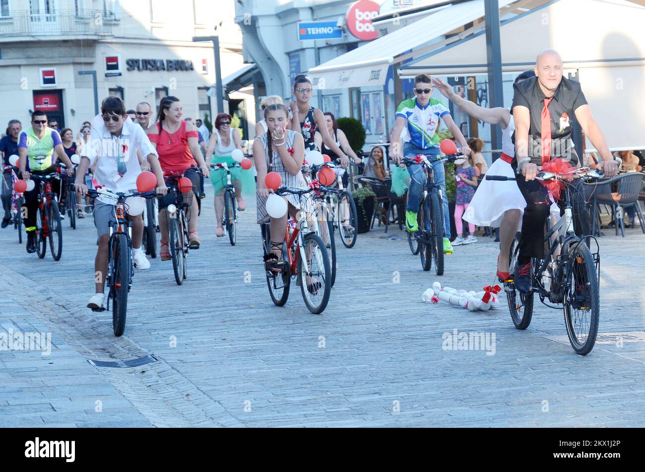 15.07.2017., Kroatien, Sisak - Violeta Domitrovic und Drazen Vincic wählten das Radfahren wegen des Themas ihrer Hochzeit. Nach der Hochzeit in einem Standesamt fuhr ein frisch verheiratetes Paar in Gesellschaft von Gästen der Association of Cyclists Labud (Swan) durch die Straßen der Stadt. Foto: Nikola Cutuk/PIXSELL Stockfoto