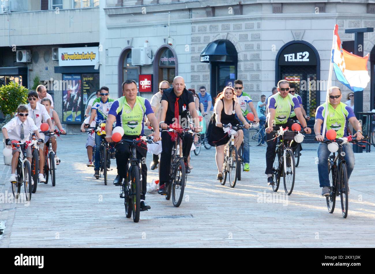 15.07.2017., Kroatien, Sisak - Violeta Domitrovic und Drazen Vincic wählten das Radfahren wegen des Themas ihrer Hochzeit. Nach der Hochzeit in einem Standesamt fuhr ein frisch verheiratetes Paar in Gesellschaft von Gästen der Association of Cyclists Labud (Swan) durch die Straßen der Stadt. Foto: Nikola Cutuk/PIXSELL Stockfoto