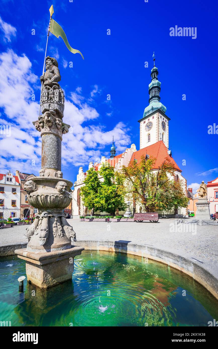 Tabor, Tschechische Republik. Stadtbild des Zizka-Platzes, Brunnen erbaut von Steinmetz Martin von Susice im Jahr 1567, historisches Böhmen. Stockfoto