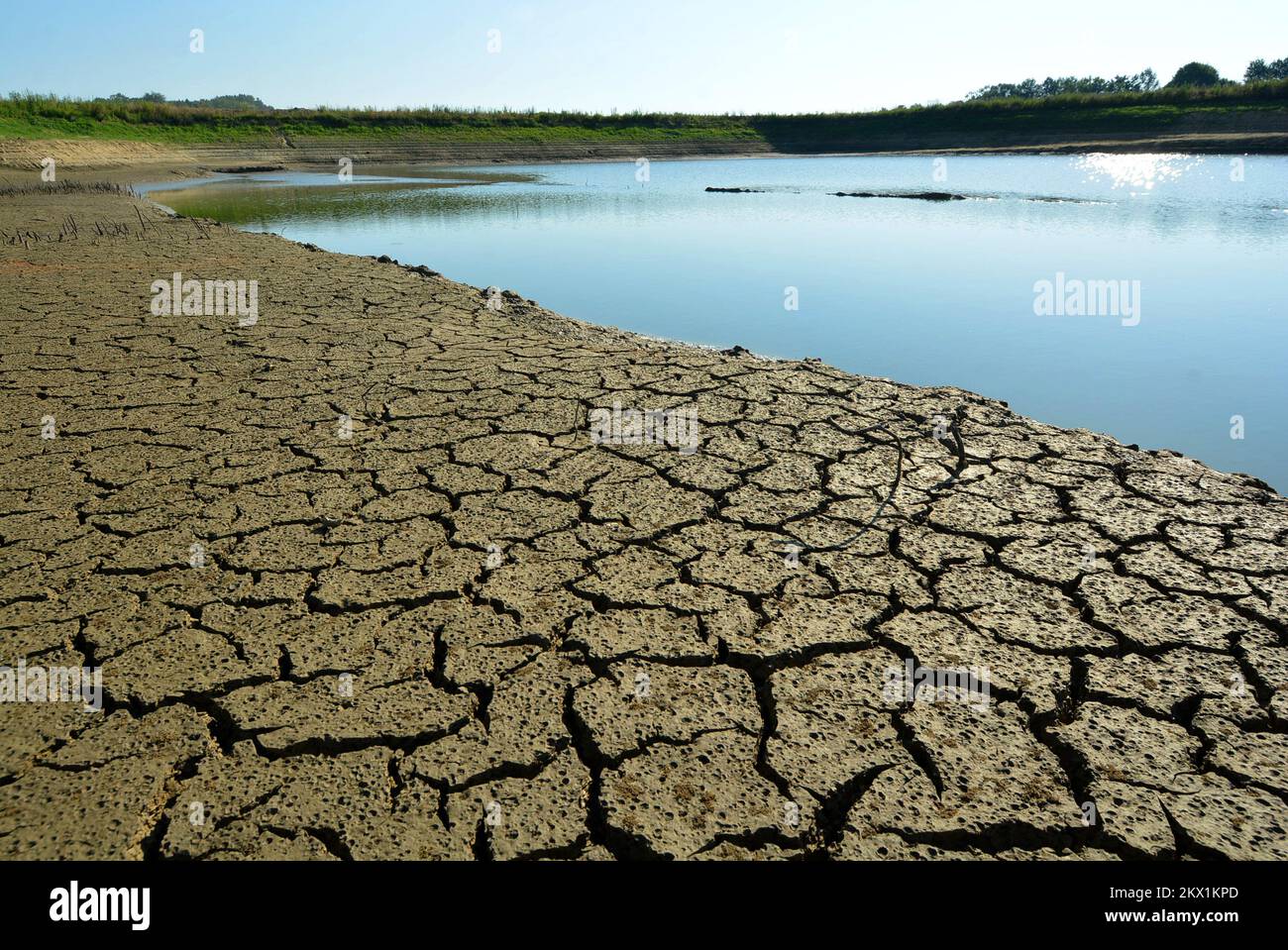 21.07.2017., Kroatien, Garesnica, Kaniska Iva - große landwirtschaftliche Erzeugungsgebiete während der Sommerhitze der Bewässerungskappen, für die eine Wasseransammlung erforderlich ist. Eine längere Trockenzeit führt jedoch zum Austrocknen des Sees. Foto: Damir Spehar/PIXSELL Stockfoto