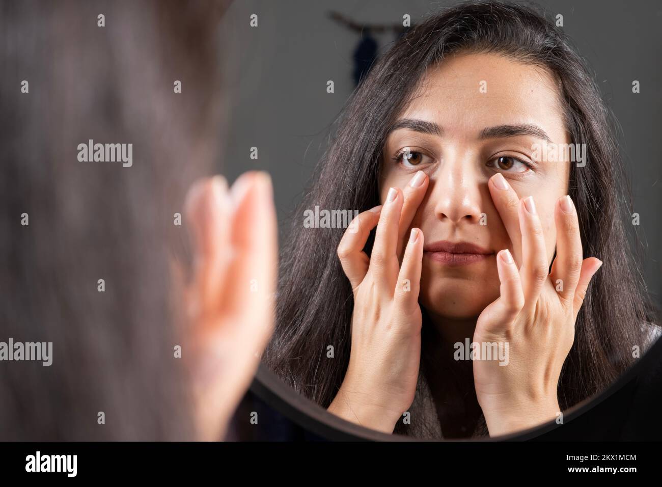 Berührendes Gesicht, braune Frau der Generation, die das Gesicht berührt. Gesichtspflege, Konzept der täglichen Spa-Behandlung Bild, genießen Sie weiche Feuchtigkeitscreme. Stockfoto