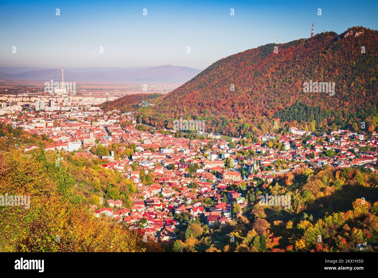 Brasov, Rumänien. Panoramablick auf den Tampa Mountain und die historische Stadt in Siebenbürgen, im Herbst landschaftlich reizvoll. Stockfoto