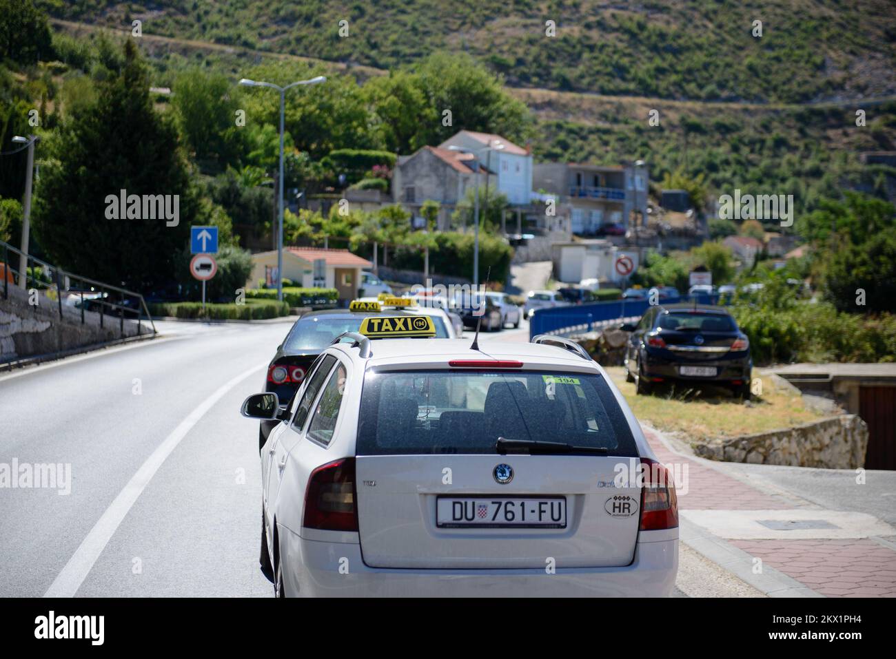 28.07.2017., Dubrovnik - Taxifahrer protestieren gegen Uber. Sie stoppten den Verkehr und betonten, dass spontane Zusammenkünfte als marsch gegen das schlechte Rechtssystem der Republik Kroatien beschlossen wurden, die nicht auf ihrer Seite ist, um ihre Rechte zu schützen. Foto: Grgo Jelavic/PIXSELL Stockfoto