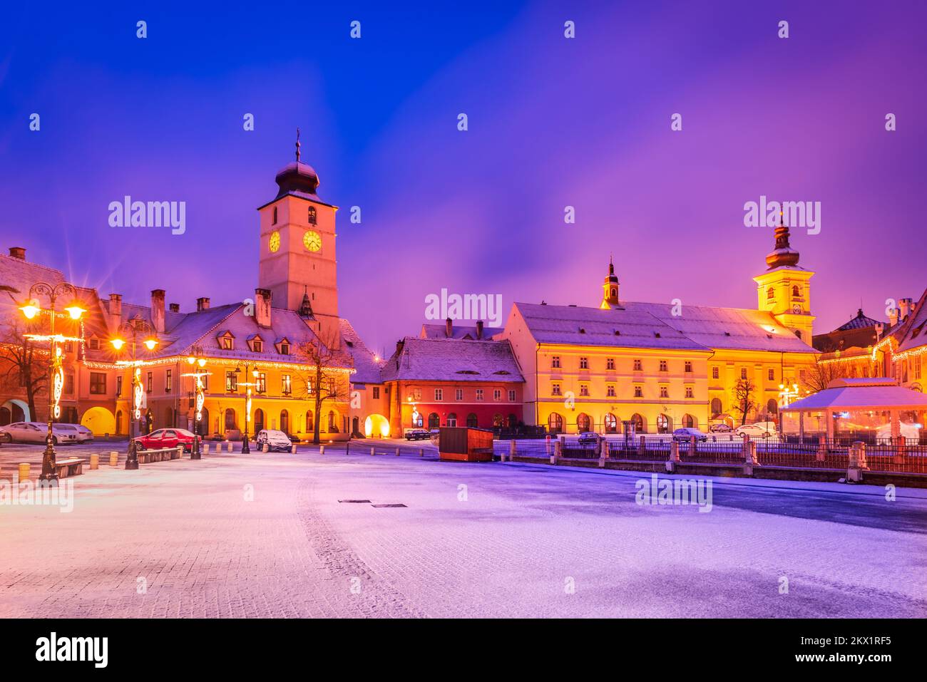 Sibiu, Rumänien. Council Tower und Lesser Square in der bezaubernden Stadt Siebenbürgen, Winterschneelandschaft mit Weihnachtsdekorationen. Stockfoto