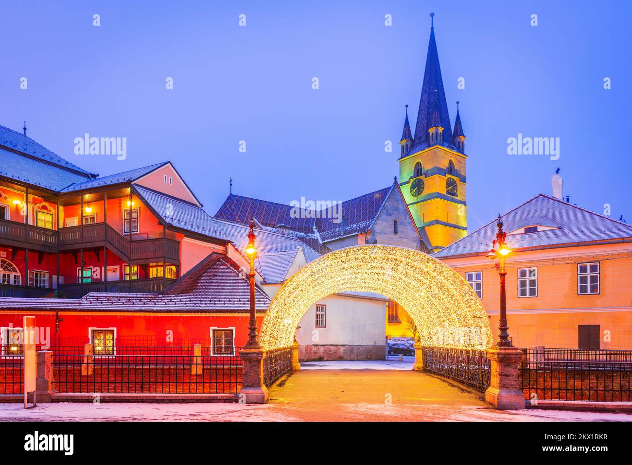 Sibiu, Rumänien. Liars Bridge und Evangelical Cathedral, charmante Stadt Siebenbürgen, verschneite Winterlandschaft mit Weihnachtsdekorationen Stockfoto