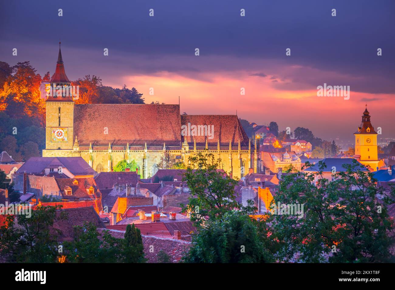 Brasov, Rumänien - die berühmte historische Stadt Siebenbürgen, ein landschaftliches Wahrzeichen Europas. Schwarze Kirche und Ratshaus. Stockfoto