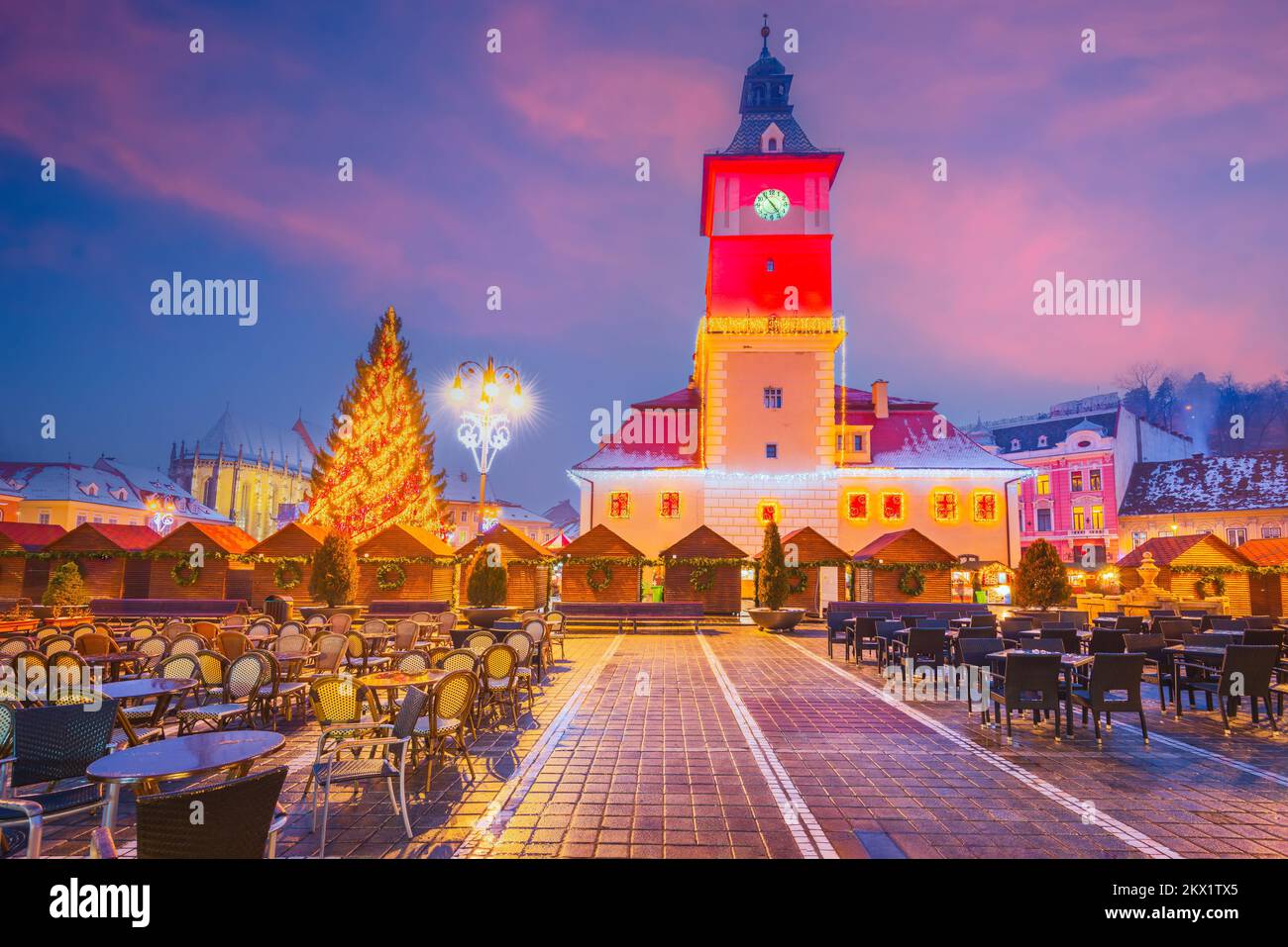 Brasov, Rumänien. Märchenlandschaften mit Weihnachtsmarkt, historische Stadt in Siebenbürgen. Stockfoto