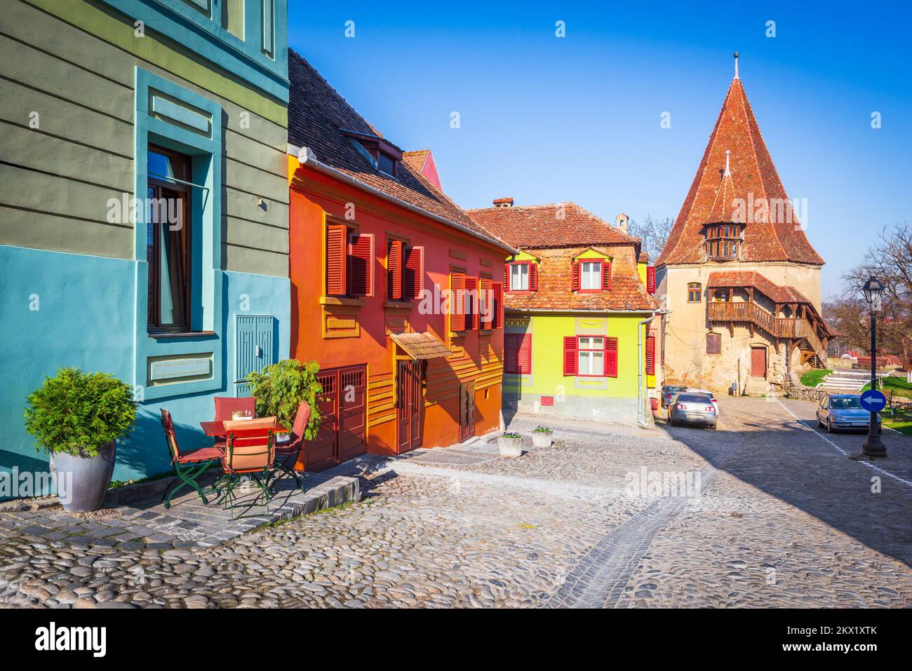 Sighisoara, Rumänien. Berühmte gepflasterte alte Straßen mit bunten Häusern in einer bezaubernden mittelalterlichen Stadt, Siebenbürgen Reiseziel in Osteuropa. Stockfoto