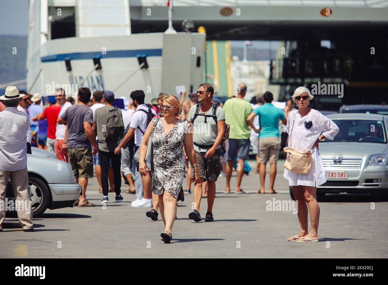 05.08.2017., Stari Grad, Insel Hvar, Kroatien - Verschiebung der Touristen am Fährhafen in Stari Grad auf der Insel Hvar. Foto: Igor Soban/PIXSELL Stockfoto