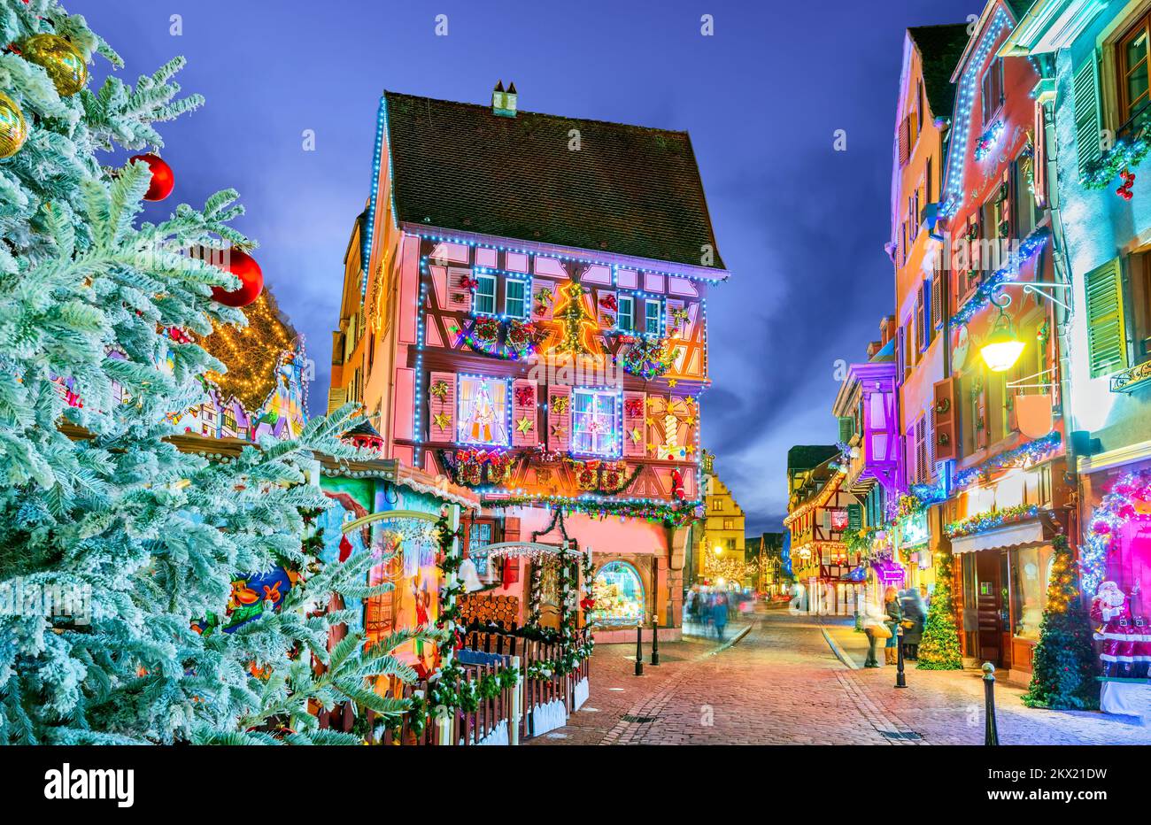 Colmar, Elsass. Marche de Noel ist ein berühmter alsacianischer Weihnachtsmarkt mit Lebkuchenhäusern und lokalen Handwerkern, das wunderschöne Europa. Stockfoto