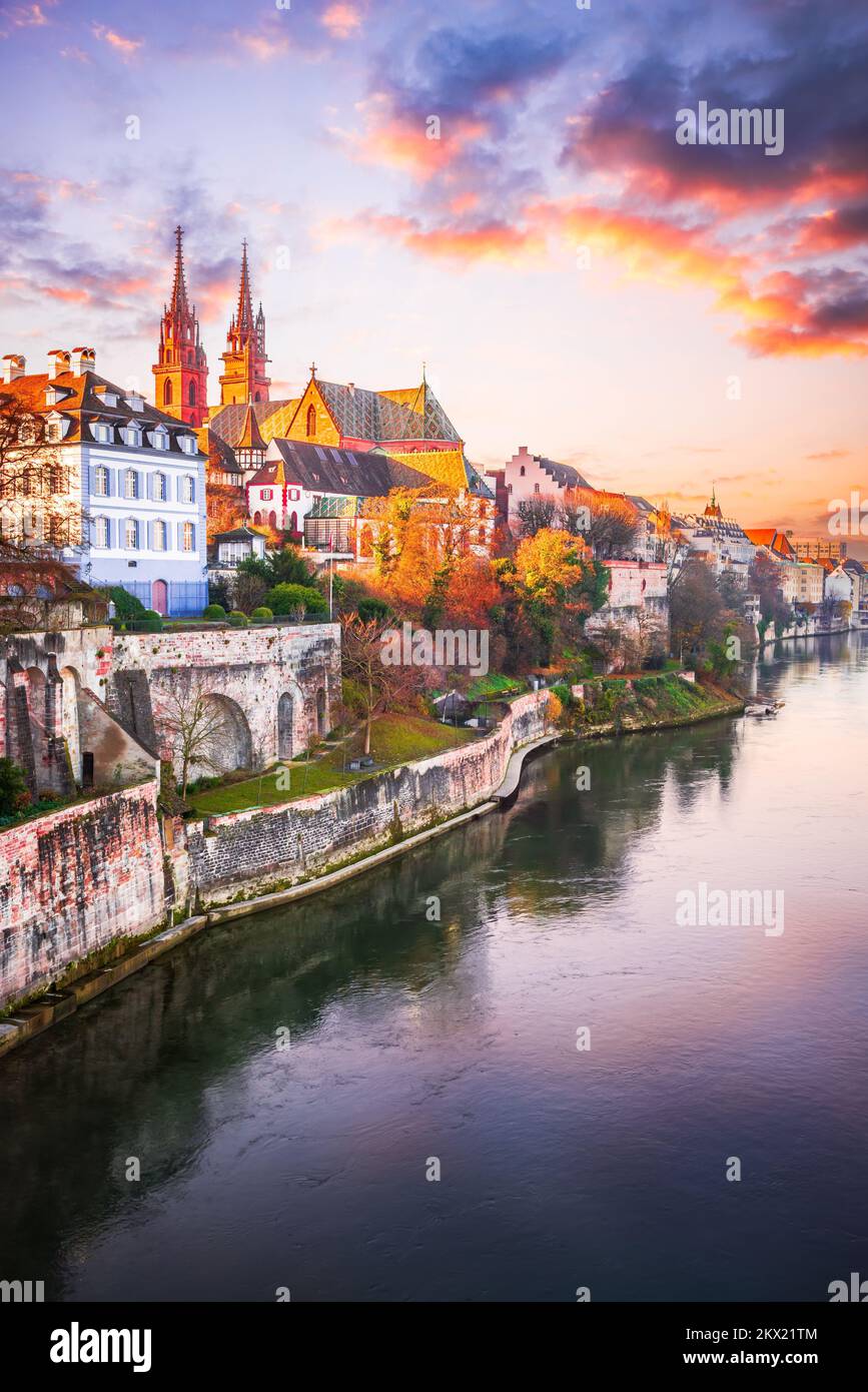 Basel, Schweiz. Wunderschöne Stadt am Rheinufer mit den Farben des Sonnenuntergangs der Münster Kathedrale. Bezaubernde Schweizer Landschaft. Stockfoto