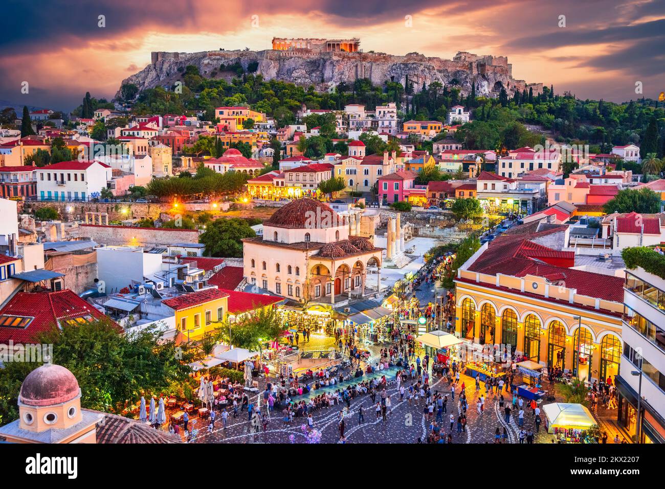 Athen, Griechenland. Sonnenuntergang am farbigen Himmel von oben, Monastiraki Platz und antike Akropolis. Stockfoto