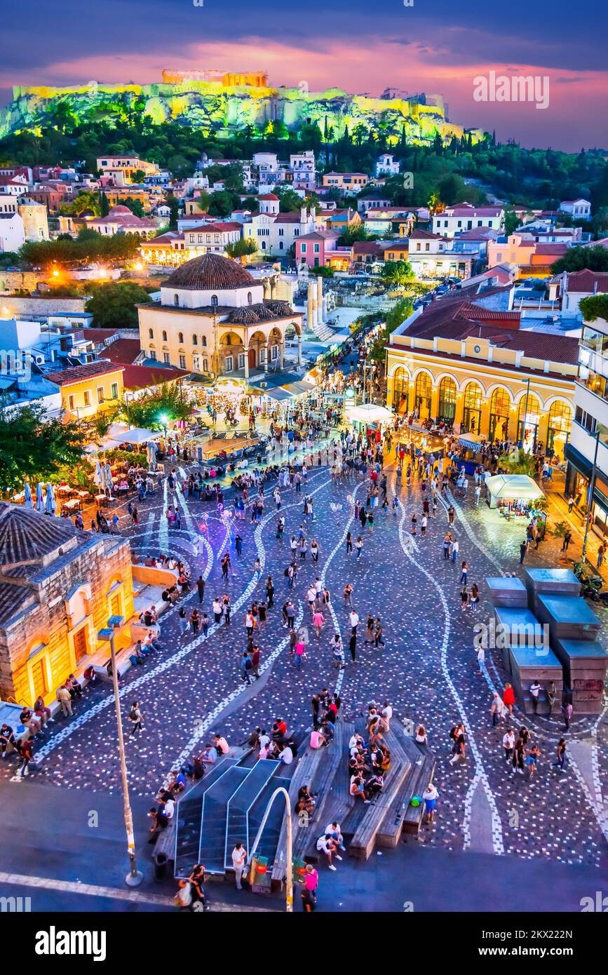 Athen, Griechenland. Berühmte antike Akropolis und der Monastiraki-Platz, Innenstadt der griechischen Hauptstadt, Reisehintergrund. Stockfoto