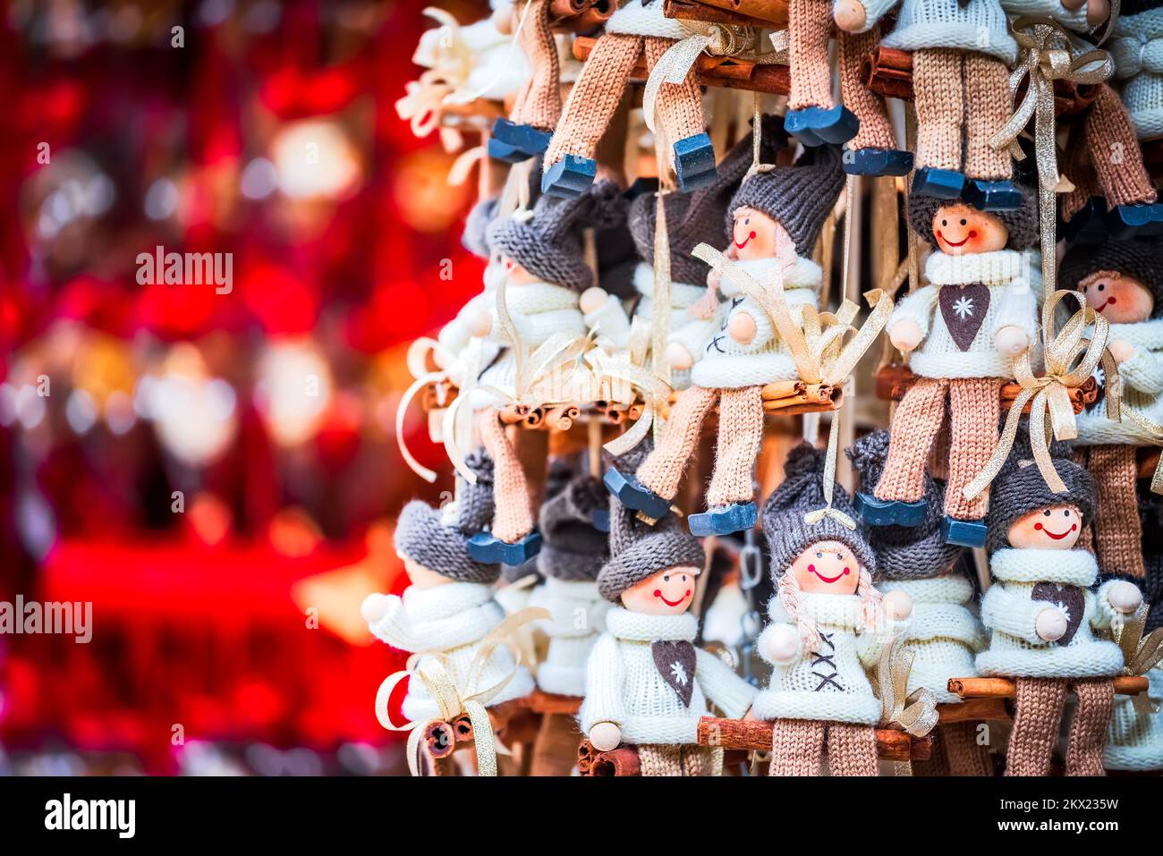 Salzburg, Österreich. Puppendekorationen für den Weihnachtsbaum auf der Weihnachtsmesse am Christkindlmarkt, Salzburger Advent. Stockfoto