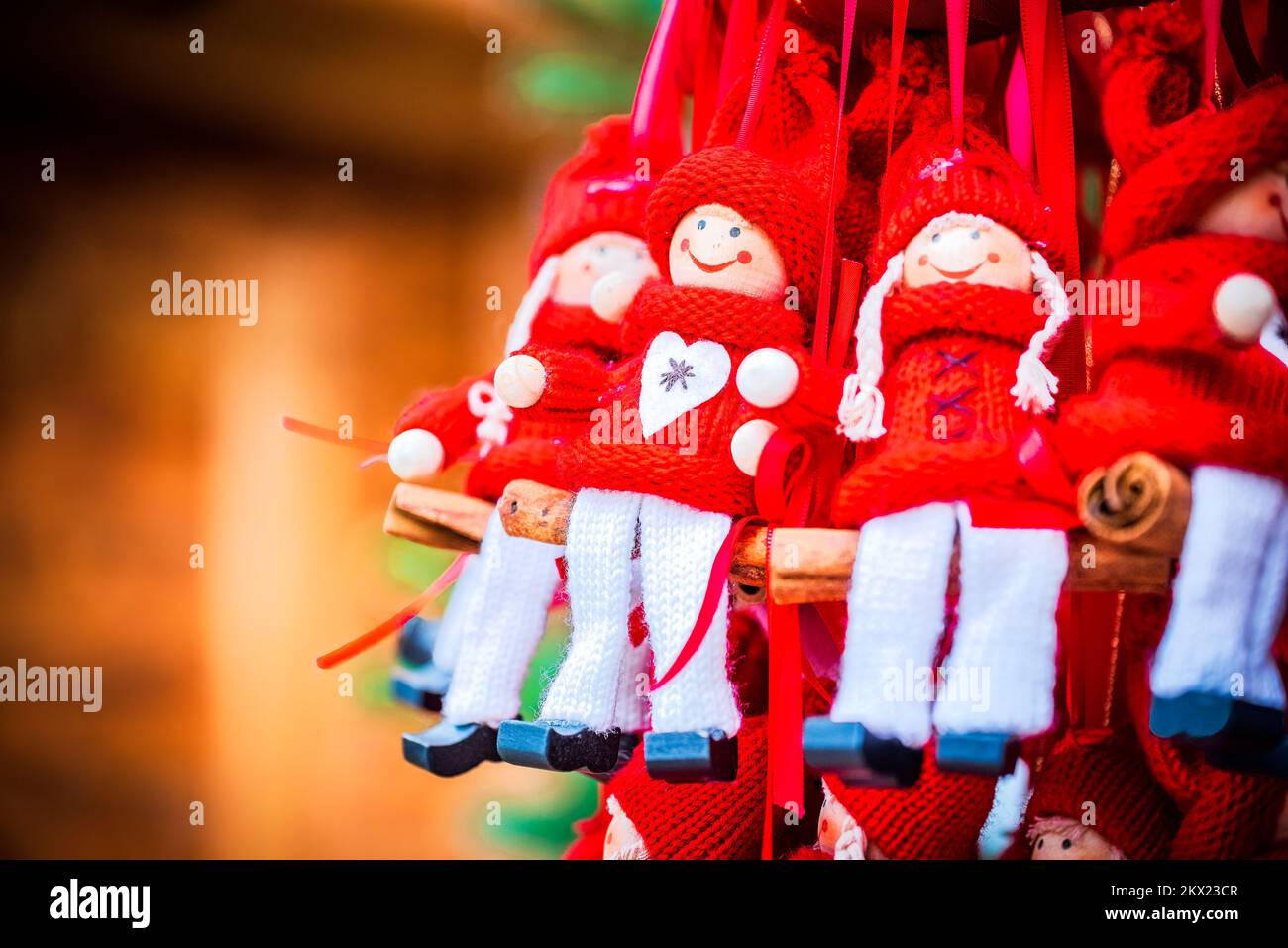 Salzburg, Österreich. Puppendekorationen für den Weihnachtsbaum auf der Weihnachtsmesse am Christkindlmarkt, Salzburger Advent. Stockfoto
