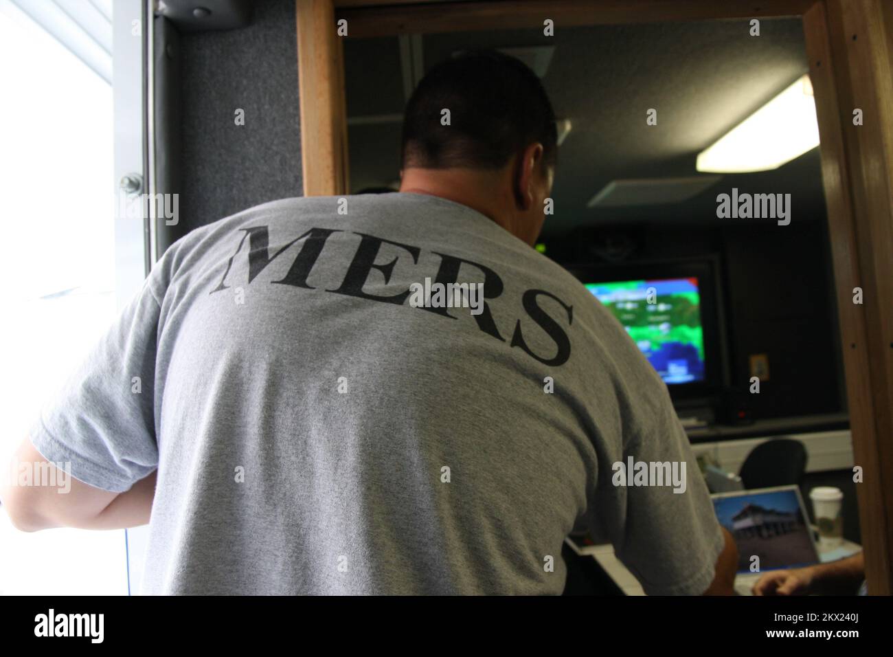 Westlake, LA, 5. August 2008 David Simonsen (DHS, FEMA, MERS) Tactical Emergency Communications Branch in the IRV (Incident Response Vehicle) arbeitet mit Region 4, HQ und DHS zusammen und bereitet während der Verfolgung des tropischen Sturms Edouard Live Video für neue Medien vor. Jacinta Quesada/FEMA... Fotos zu Katastrophen- und Notfallmanagementprogrammen, Aktivitäten und Beamten Stockfoto