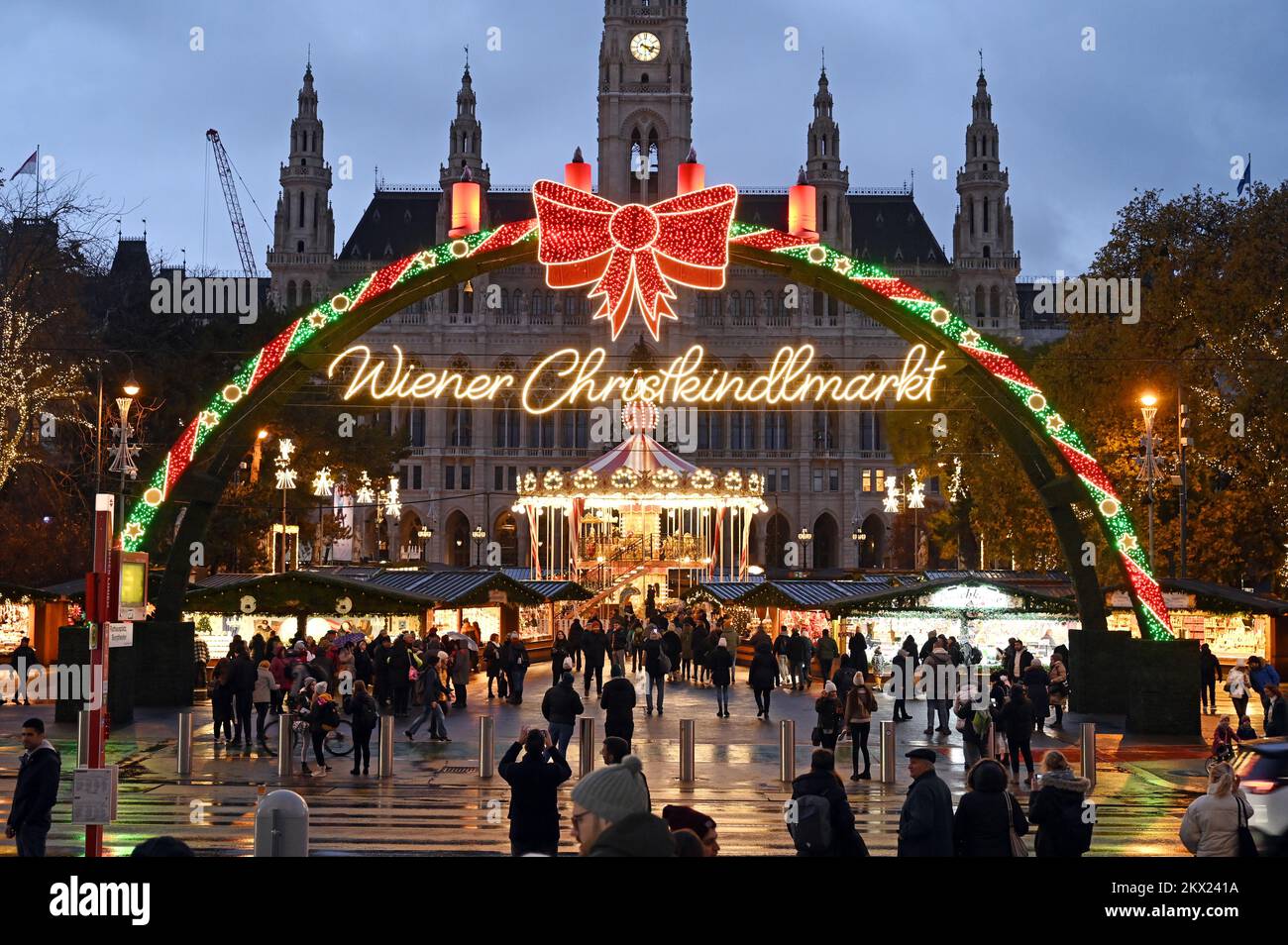 Blick auf den beleuchteten Weihnachtsmarkt vor dem Rathaus in Wien, Österreich; am Abend Stockfoto