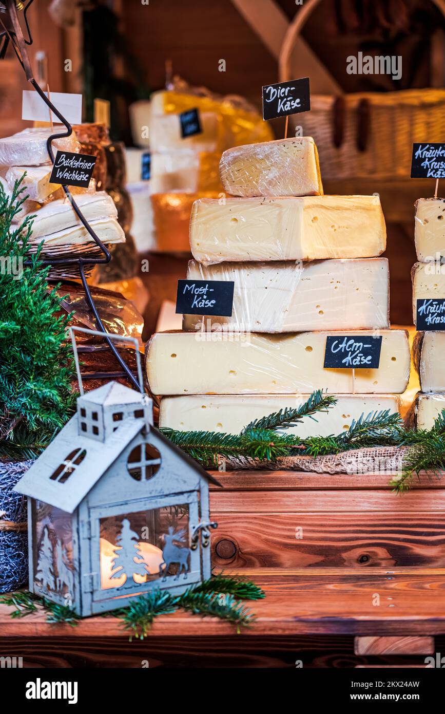 Salzburg, Österreich. Weihnachtsmarkt, Salzburger Advent. Lokaler traditioneller Käsekiosk. Stockfoto