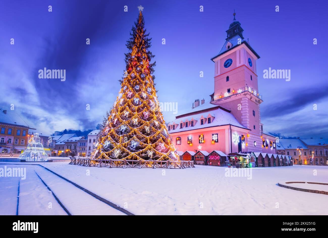 Brasov, Siebenbürgen. Verschneite Winterszene mit Weihnachtsbaum auf dem Hauptplatz, Rumänien. Stockfoto