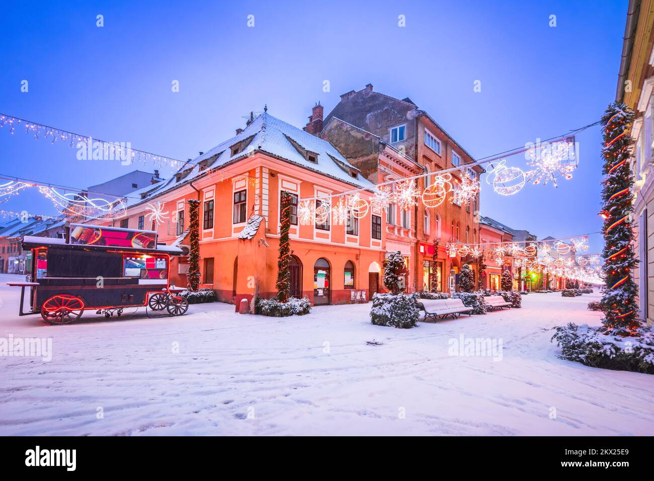 Brasov, Rumänien. Weihnachtsdekorationen in der Innenstadt, Winterlandschaft, Siebenbürgen in Osteuropa. Stockfoto