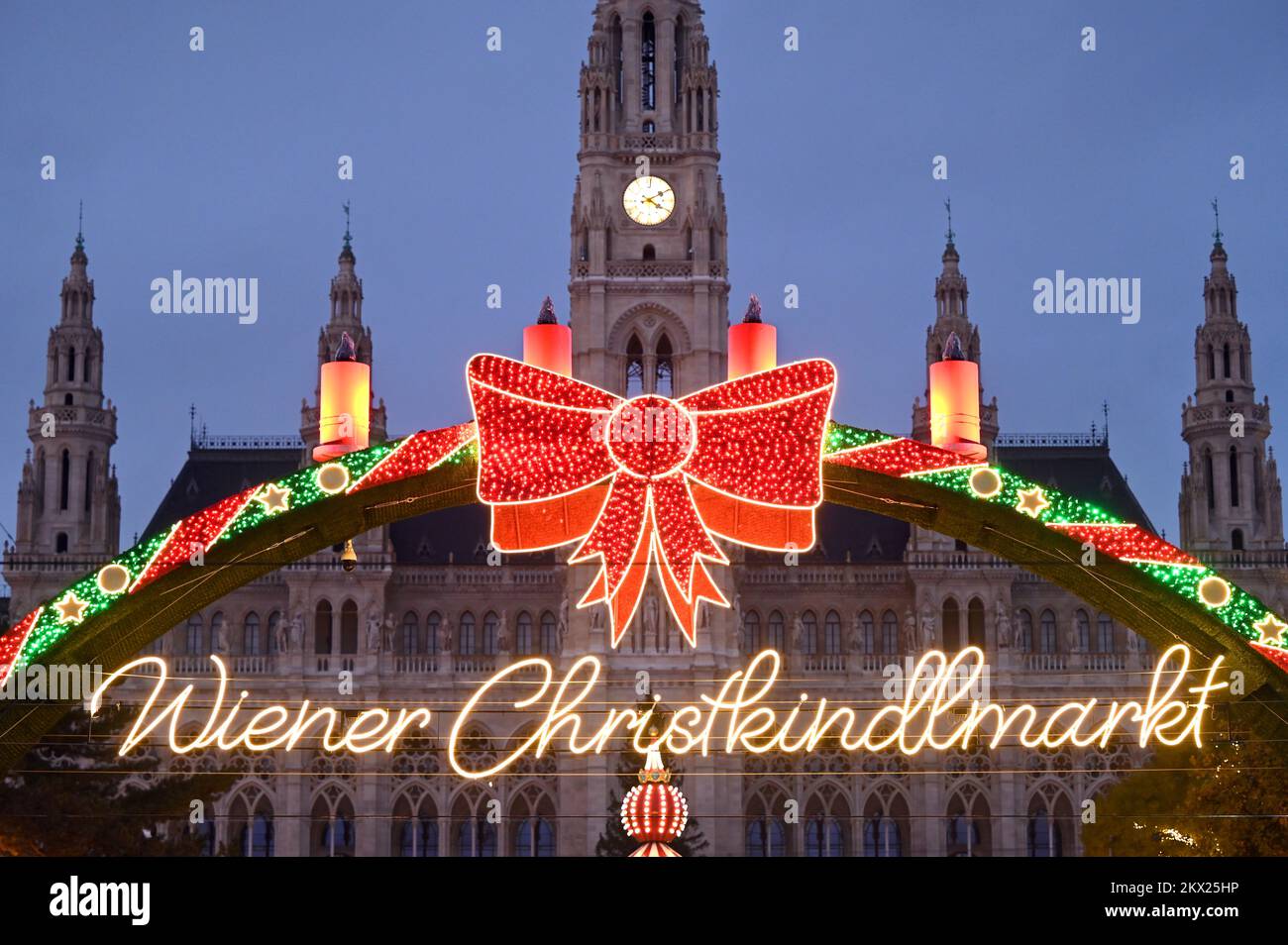 Blick auf den beleuchteten Weihnachtsmarkt vor dem Rathaus in Wien, Österreich; am Abend Stockfoto