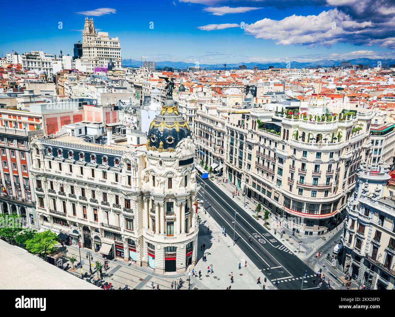 Madrid, Spanien. Skyline von Madrid mit Edificio Metropolis und Gran Via, Sommersonntag, Wolkendecke. Stockfoto