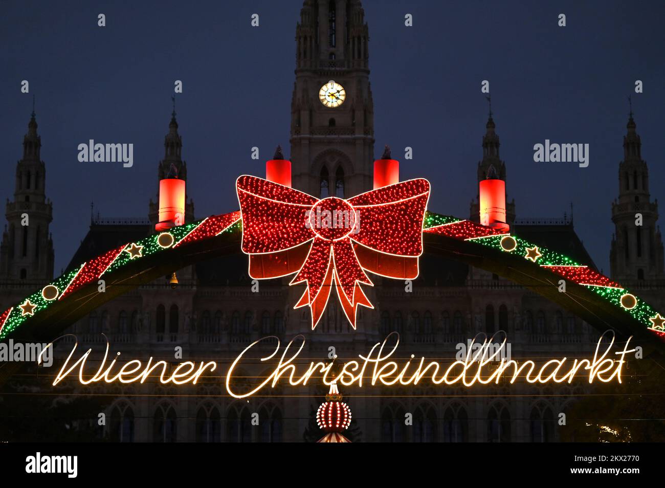 Blick auf den beleuchteten Weihnachtsmarkt vor dem Rathaus in Wien, Österreich; am Abend Stockfoto