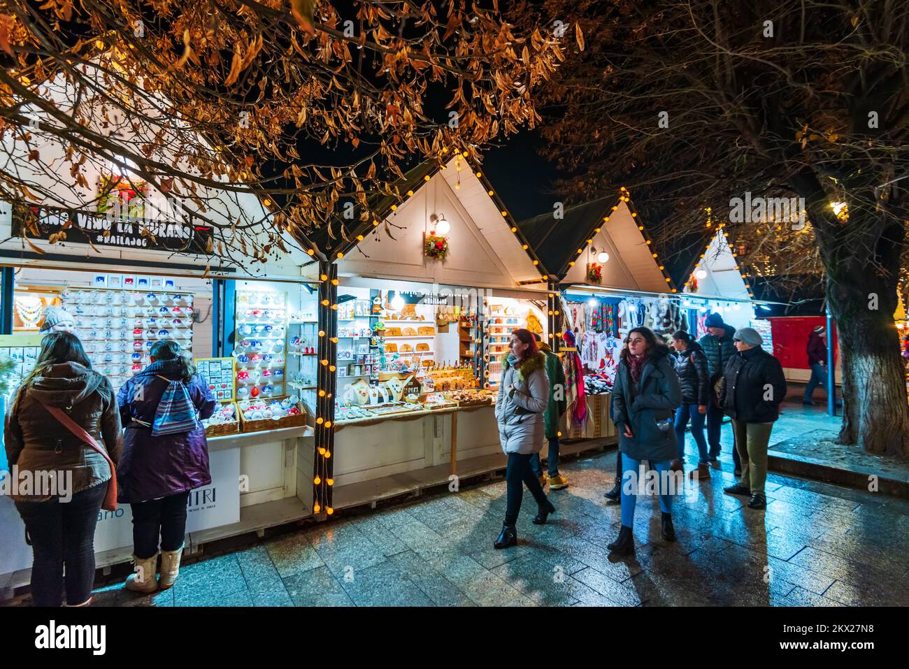Cluj Napoca, Rumänien: 2019. Dezember - Nachtszene mit Weihnachtsmarkt in Siebenbürgen, Osteuropa Winterurlaub Szene. Stockfoto