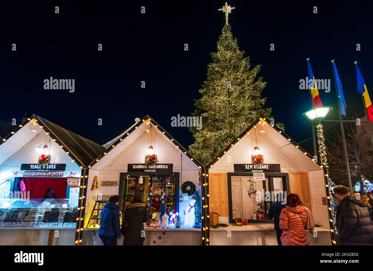 Cluj Napoca, Rumänien: 2019. Dezember - Nachtszene mit Weihnachtsmarkt in Siebenbürgen, Osteuropa Winterurlaub Szene. Stockfoto