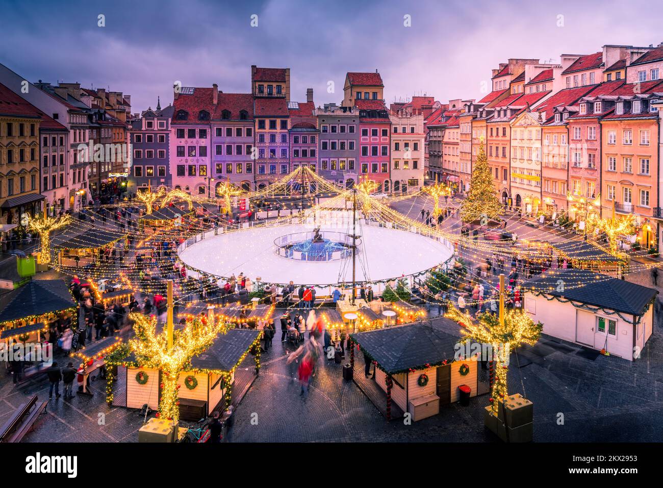 Warschau, Polen - Schlittschuhbahn und Weihnachtsmarke auf dem Altstädter Ring, Ryenek, berühmte Architektur von Varsovia. Stockfoto