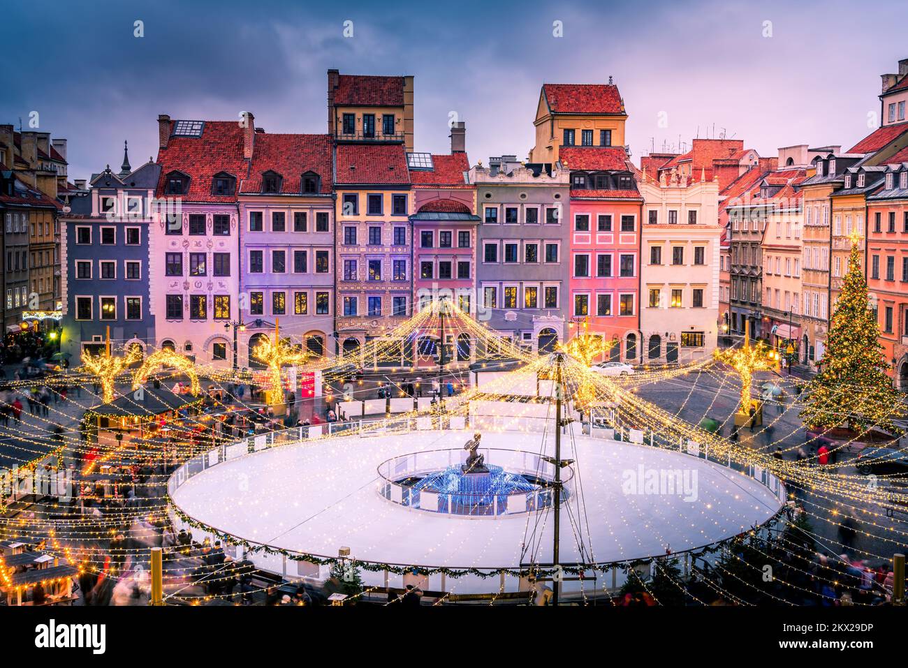 Warschau, Polen - berühmter Weihnachtsmarkt und Schlittschuhbahn und Rjenek Altstädter Ring, wunderschöne Architektur von Varsovia. Stockfoto