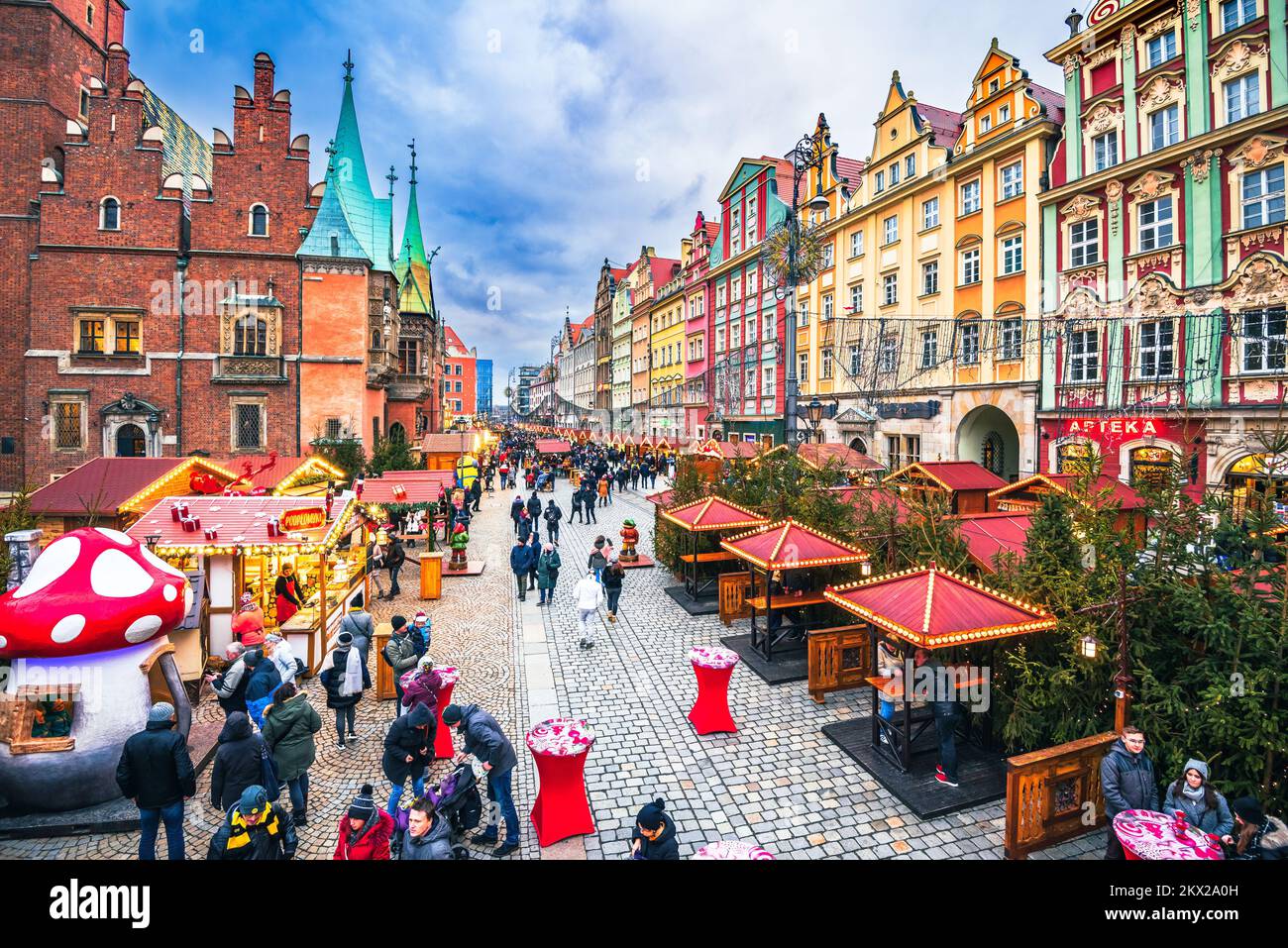 Breslau, Polen - Dezember 2019: Traditionelles Winterbrötchen, polnischer Weihnachtsmarkt auf dem mittelalterlichen Rynek Marquet Square. Stockfoto