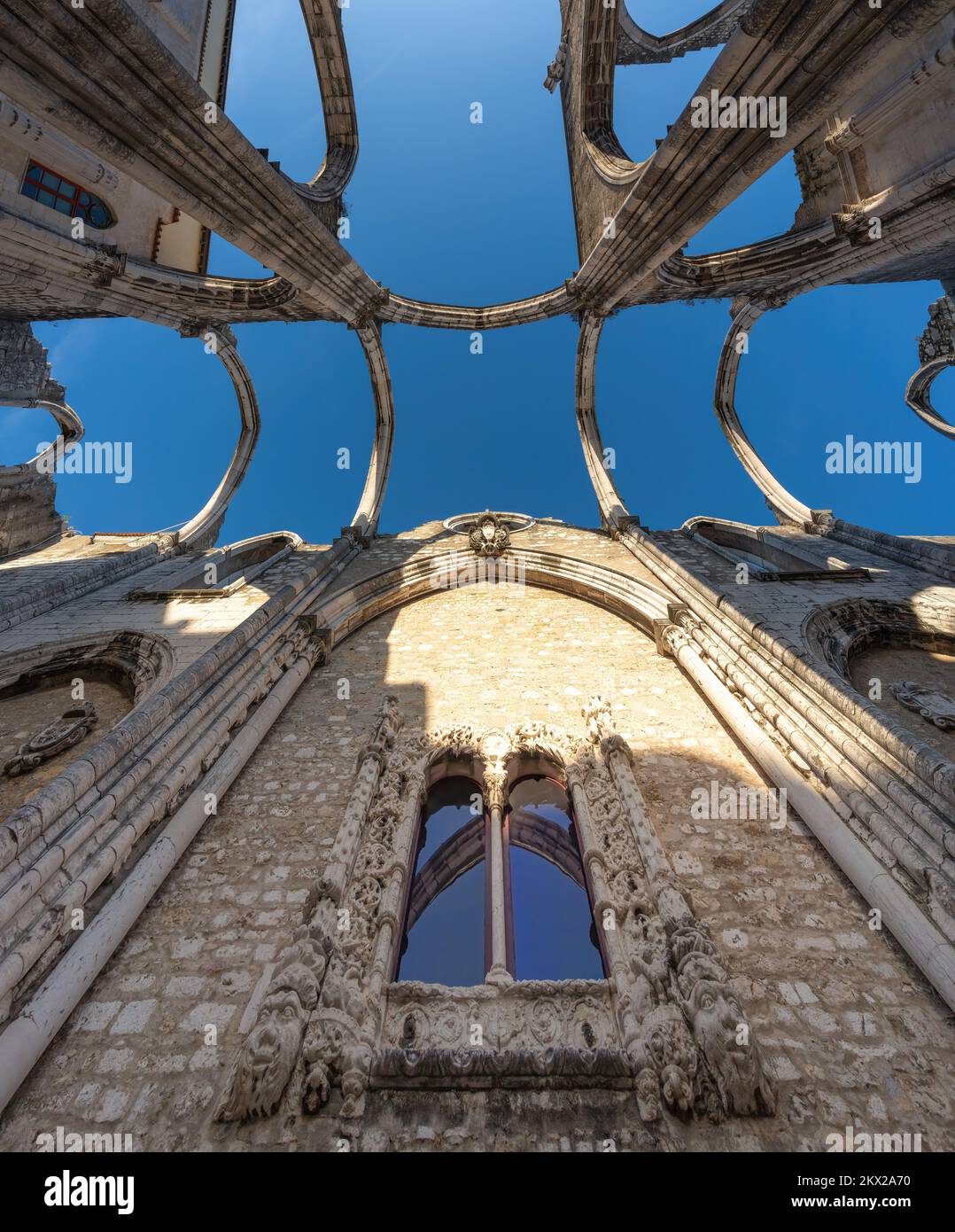 Ruinen der Bögen des Hauptschiffes der Carmo-Kirche im Carmo-Kloster (Convento do Carmo) - Lissabon, Portugal Stockfoto