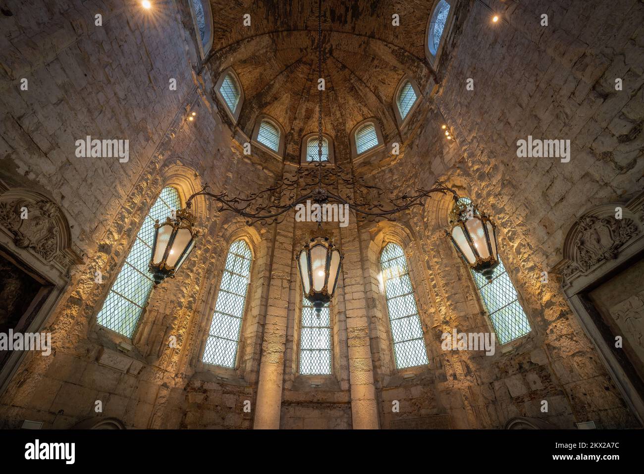 Fenster und Decke im Carmo-Kloster (Convento do Carmo) Interieur - Lissabon, Portugal Stockfoto