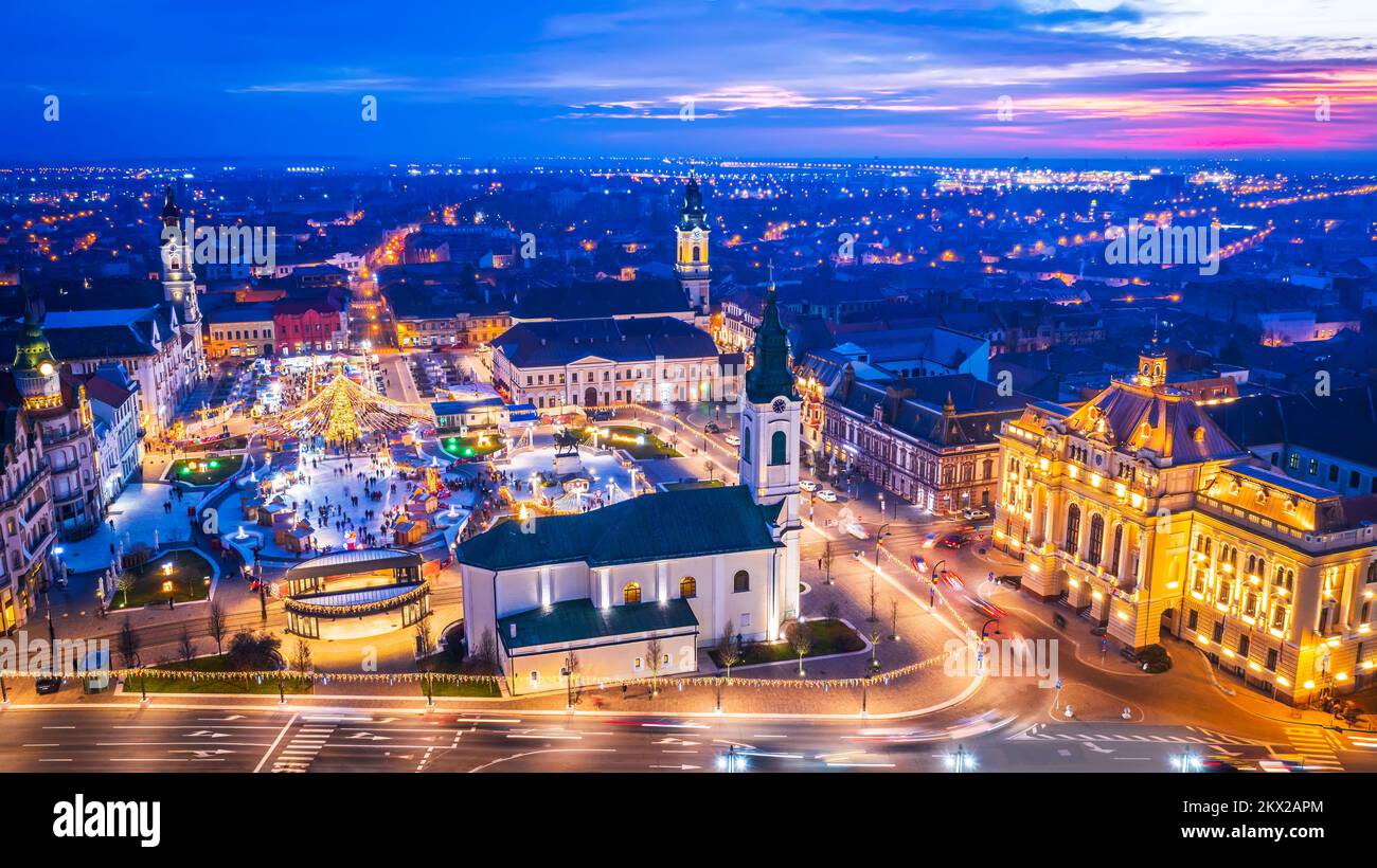 Oradea, Rumänien. Blick aus der Vogelperspektive auf den Weihnachtsmarkt am Union Square, Besichtigung von Crisana, Siebenbürgen - Osteuropa. Stockfoto