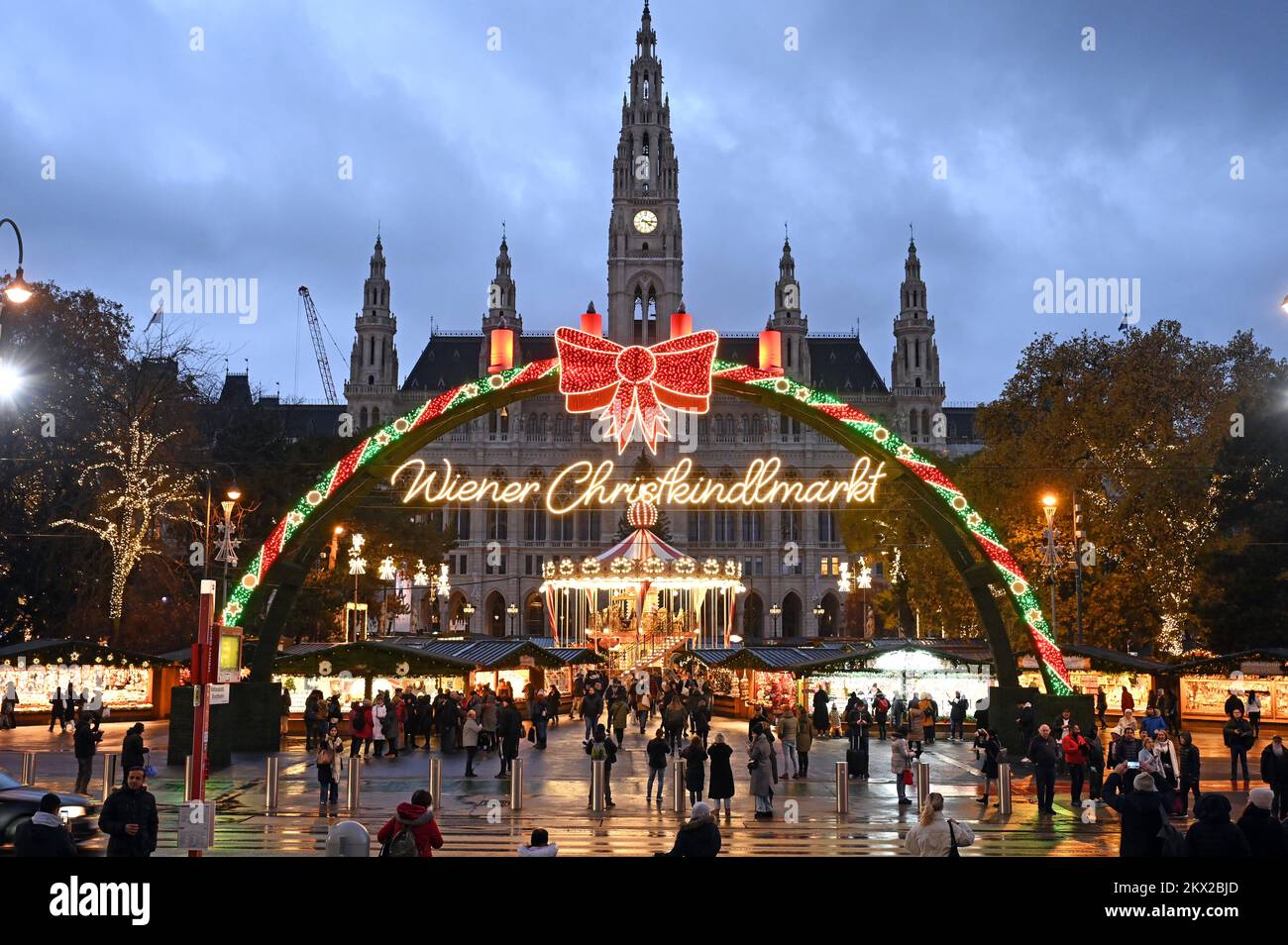 Blick auf den beleuchteten Weihnachtsmarkt vor dem Rathaus in Wien, Österreich; am Abend Stockfoto