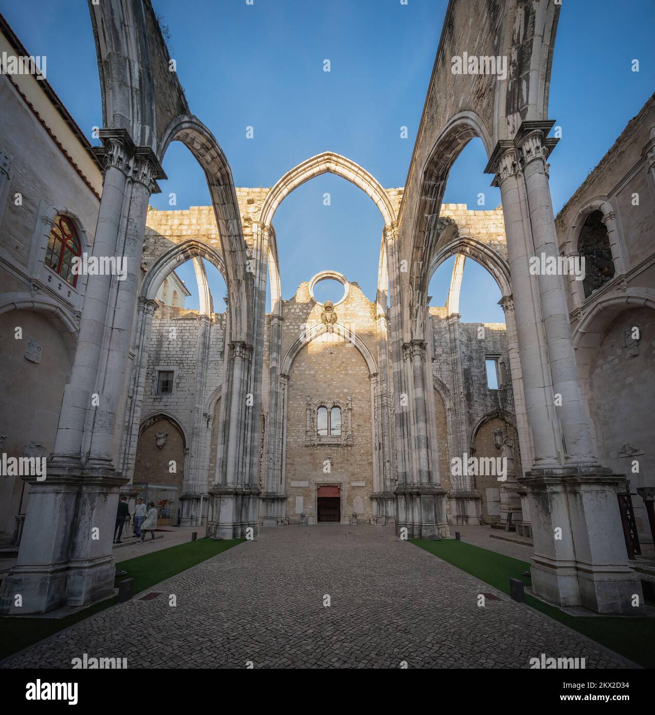 Ruinen des Hauptschiffes der Carmo-Kirche im Carmo-Kloster (Convento do Carmo) - Lissabon, Portugal Stockfoto