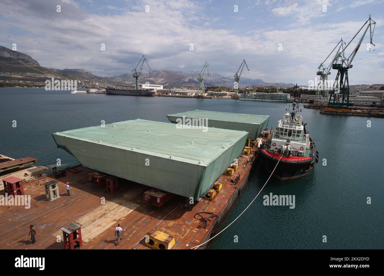 07.09.2017, Split, Kroatien - Kroatiens größte Werft, Brodosplit, mit Sitz in Split, produziert derzeit Stahltore, die Venedig vor Überschwemmungen schützen werden. Die Abmessungen der Tore, die Brodosplit herstellt, sind 30 x 20 Meter breit, 4.5-5 Meter hoch und haben ein Gewicht von 300 Tonnen. Insgesamt werden 78 Tore im System verwendet, und Brodosplit unterzeichnete Verträge für den Bau von 63 Stahldämmen, die in den Korridoren Malamocco, Chioggia und San Nicolo installiert werden sollen. Die Tore sind als spezielle Behälter mit Luft oder Wasser ausgelegt. Sie werden auf dem Meeresboden liegen, wenn sie mit w gefüllt sind Stockfoto