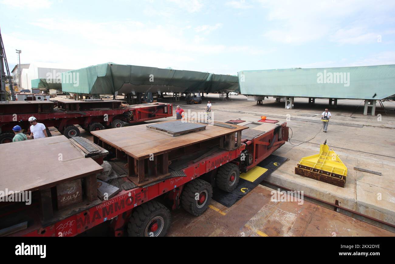 07.09.2017, Split, Kroatien - Kroatiens größte Werft, Brodosplit, mit Sitz in Split, produziert derzeit Stahltore, die Venedig vor Überschwemmungen schützen werden. Die Abmessungen der Tore, die Brodosplit herstellt, sind 30 x 20 Meter breit, 4.5-5 Meter hoch und haben ein Gewicht von 300 Tonnen. Insgesamt werden 78 Tore im System verwendet, und Brodosplit unterzeichnete Verträge für den Bau von 63 Stahldämmen, die in den Korridoren Malamocco, Chioggia und San Nicolo installiert werden sollen. Die Tore sind als spezielle Behälter mit Luft oder Wasser ausgelegt. Sie werden auf dem Meeresboden liegen, wenn sie mit w gefüllt sind Stockfoto