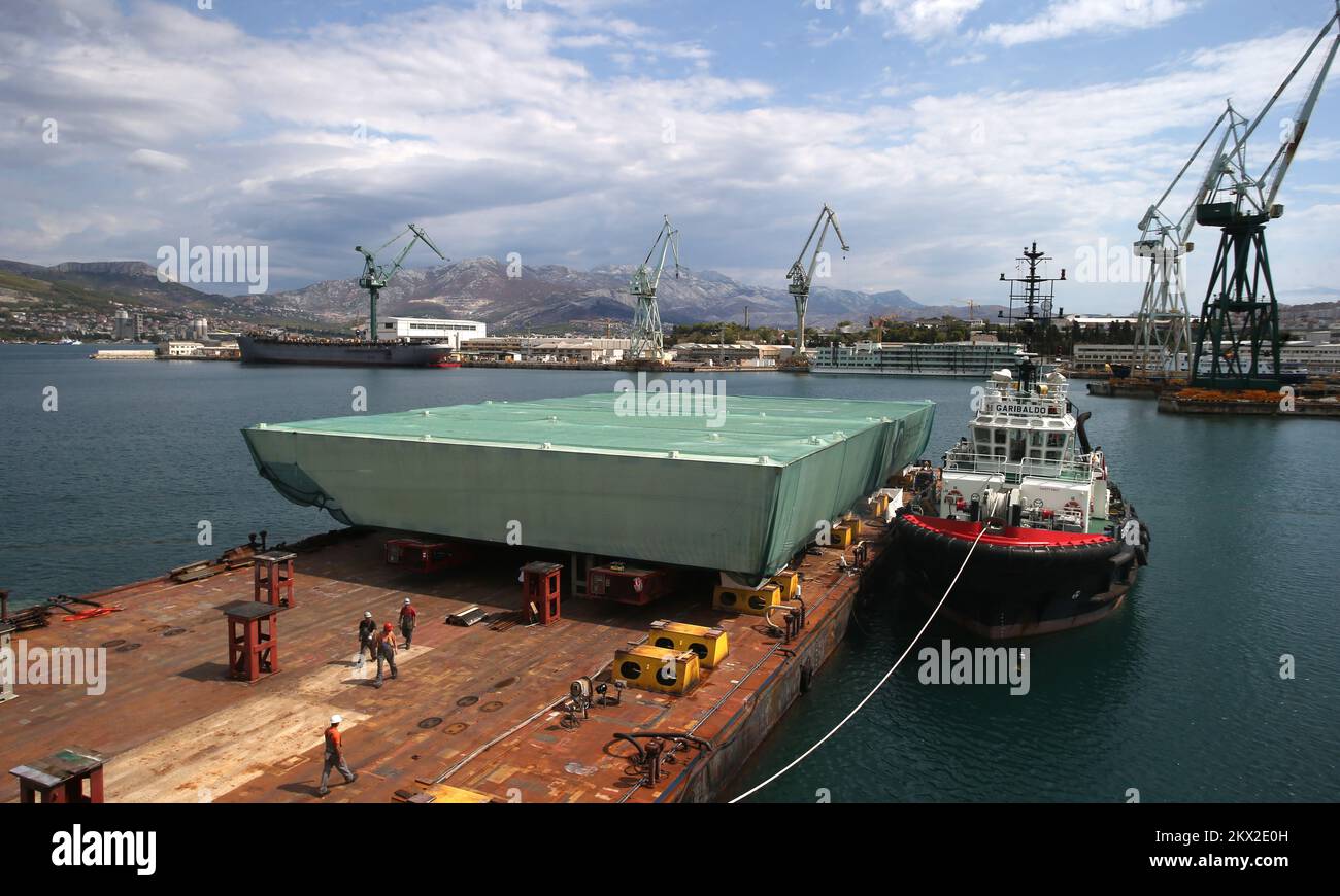 07.09.2017, Split, Kroatien - Kroatiens größte Werft, Brodosplit, mit Sitz in Split, produziert derzeit Stahltore, die Venedig vor Überschwemmungen schützen werden. Die Abmessungen der Tore, die Brodosplit herstellt, sind 30 x 20 Meter breit, 4.5-5 Meter hoch und haben ein Gewicht von 300 Tonnen. Insgesamt werden 78 Tore im System verwendet, und Brodosplit unterzeichnete Verträge für den Bau von 63 Stahldämmen, die in den Korridoren Malamocco, Chioggia und San Nicolo installiert werden sollen. Die Tore sind als spezielle Behälter mit Luft oder Wasser ausgelegt. Sie werden auf dem Meeresboden liegen, wenn sie mit w gefüllt sind Stockfoto